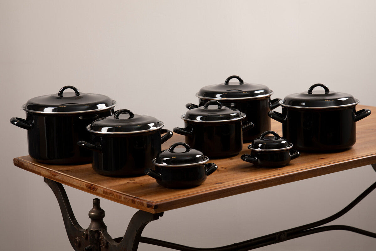 Black Enamel 22cm Casserole Dish with Lid
