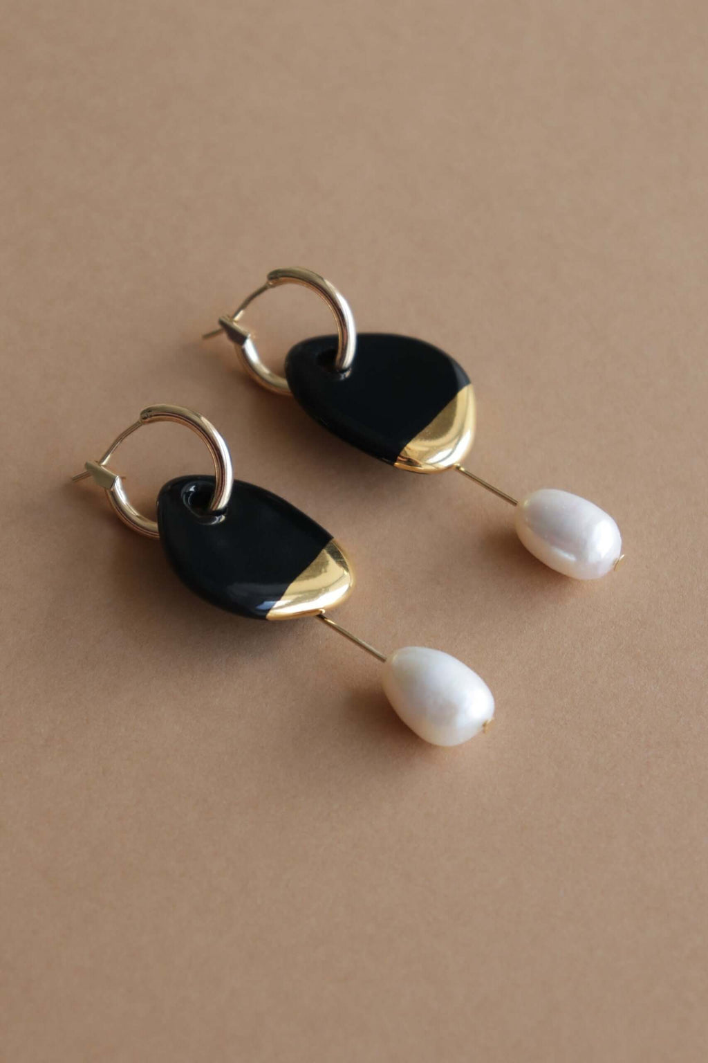 Arp Pearl And Porcelain Earrings - Black