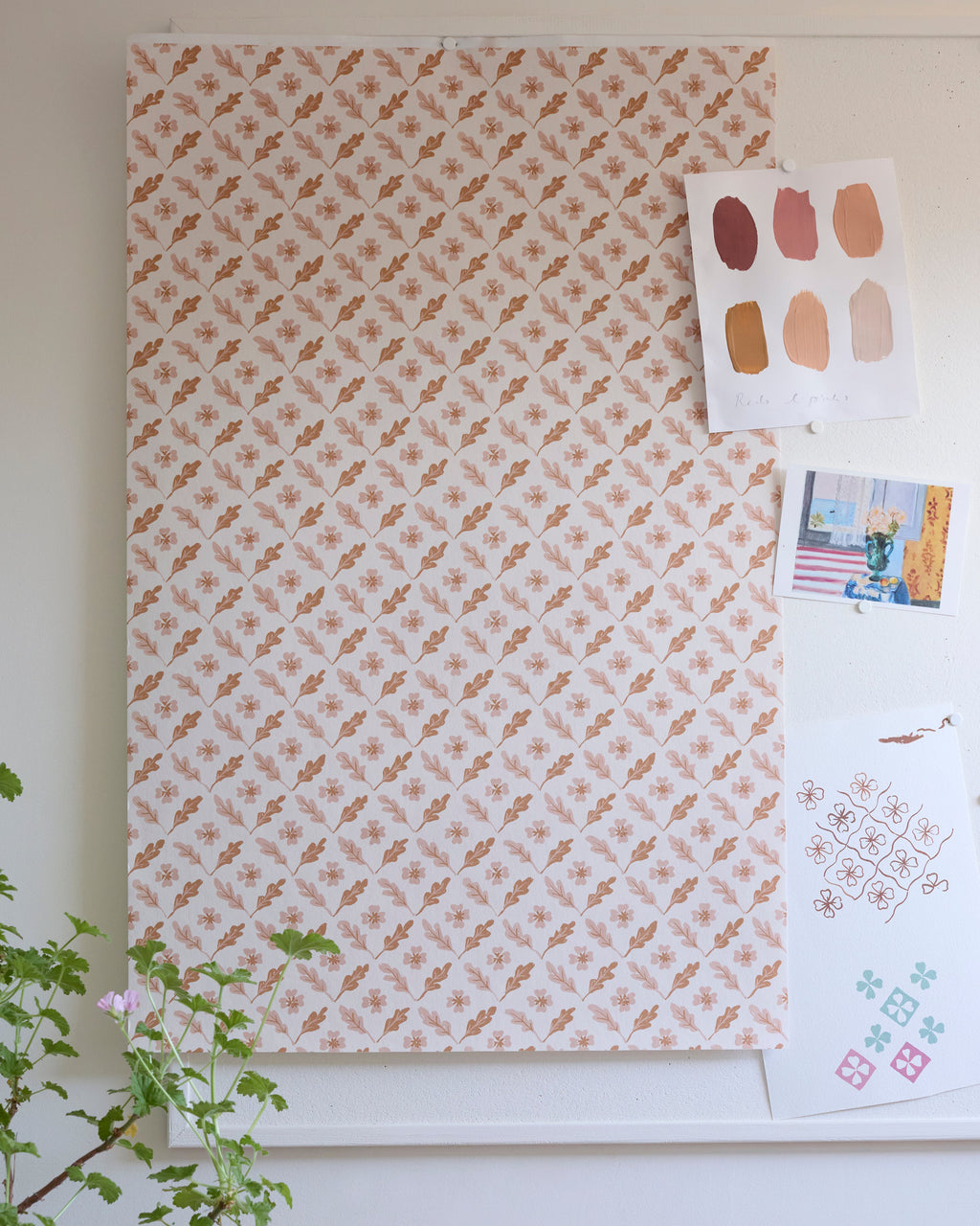 Oxalis Oak wallpaper - toffee