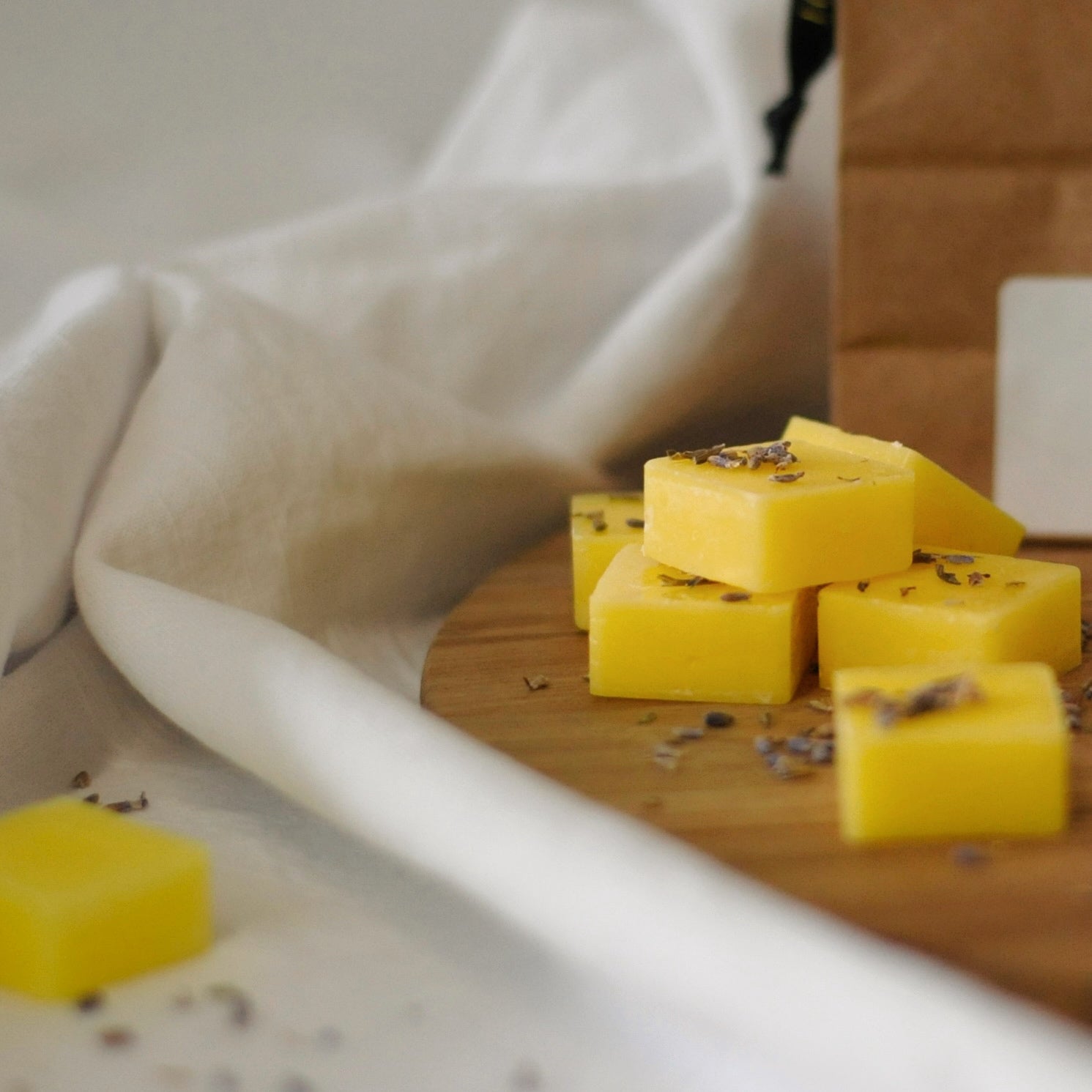 Grounded
Natural Beeswax Melts (Sandalwood & Amber)