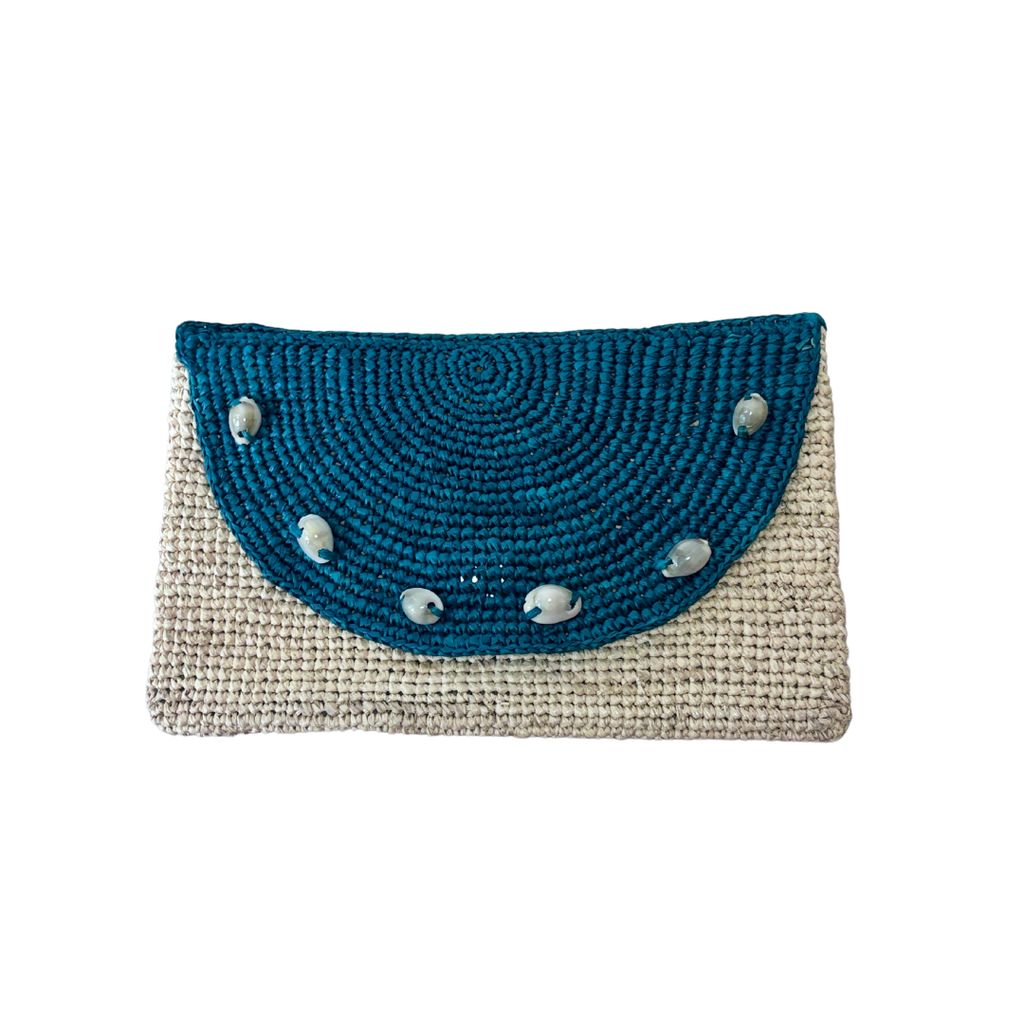 Shell Pouch in Natural Raffia