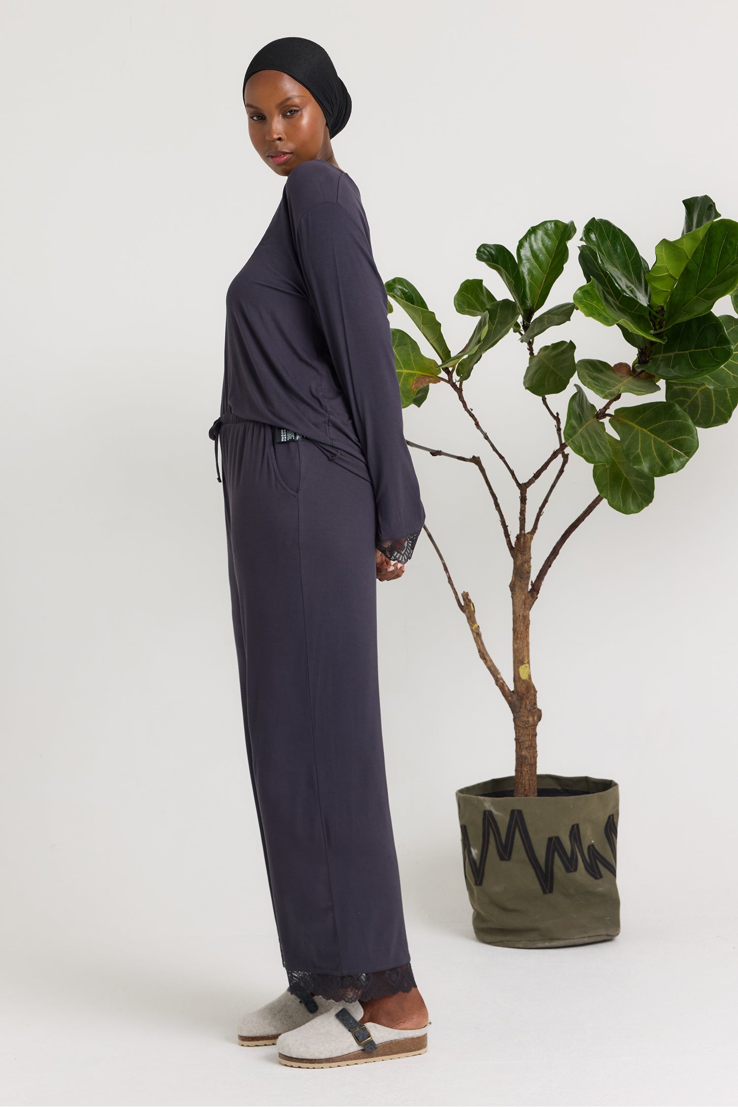 Bamboo Lace V-Neck Pyjama Set in Raven