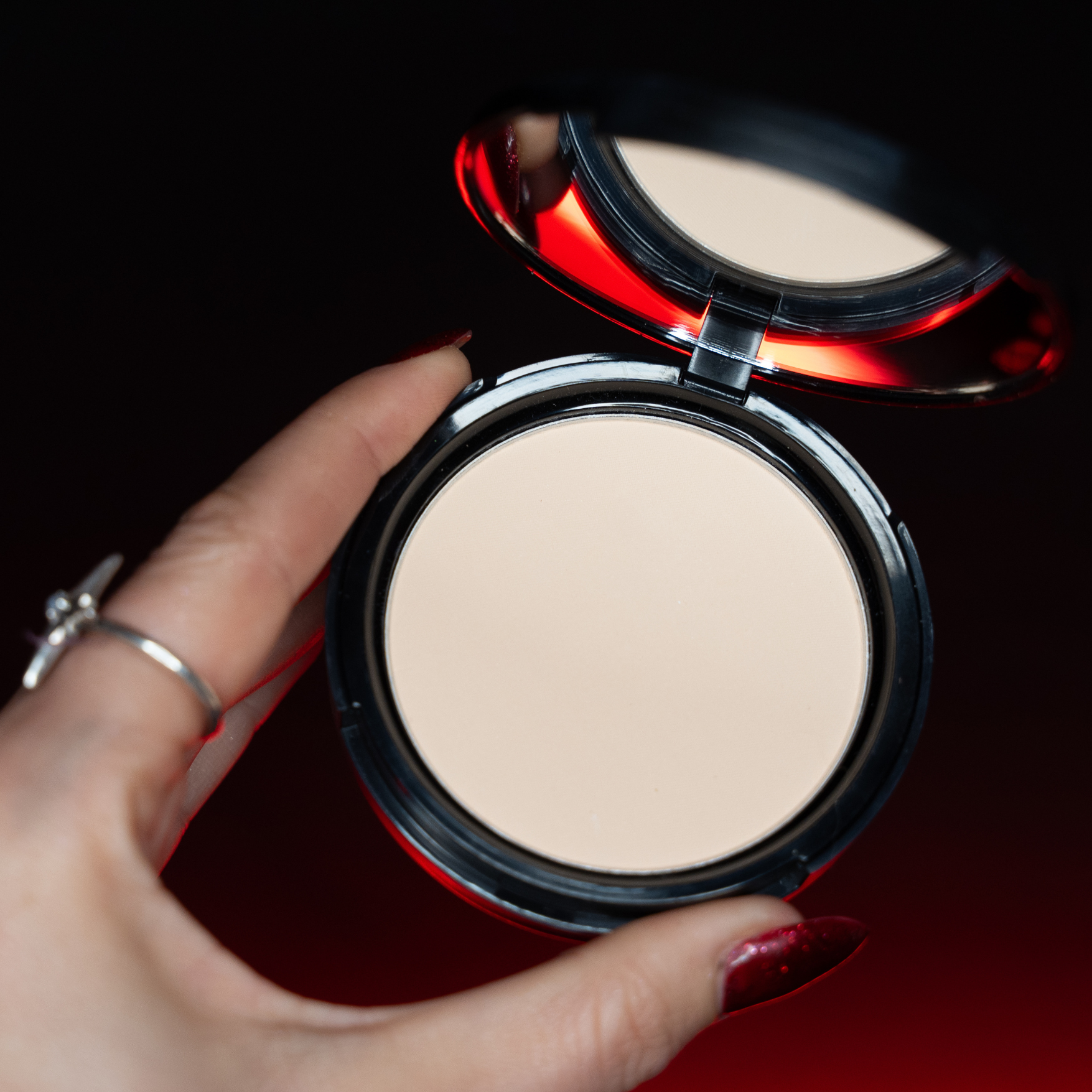 Smooth and Set Brightening Powder Cupcake