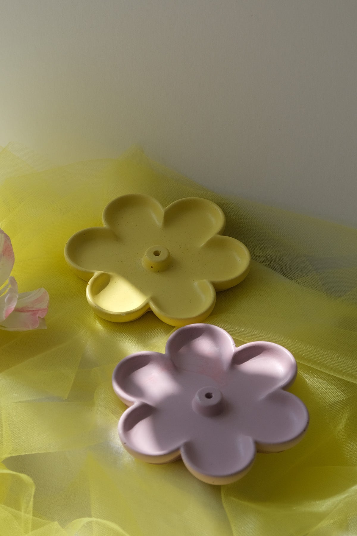 Daisy Incense Holder in Concrete