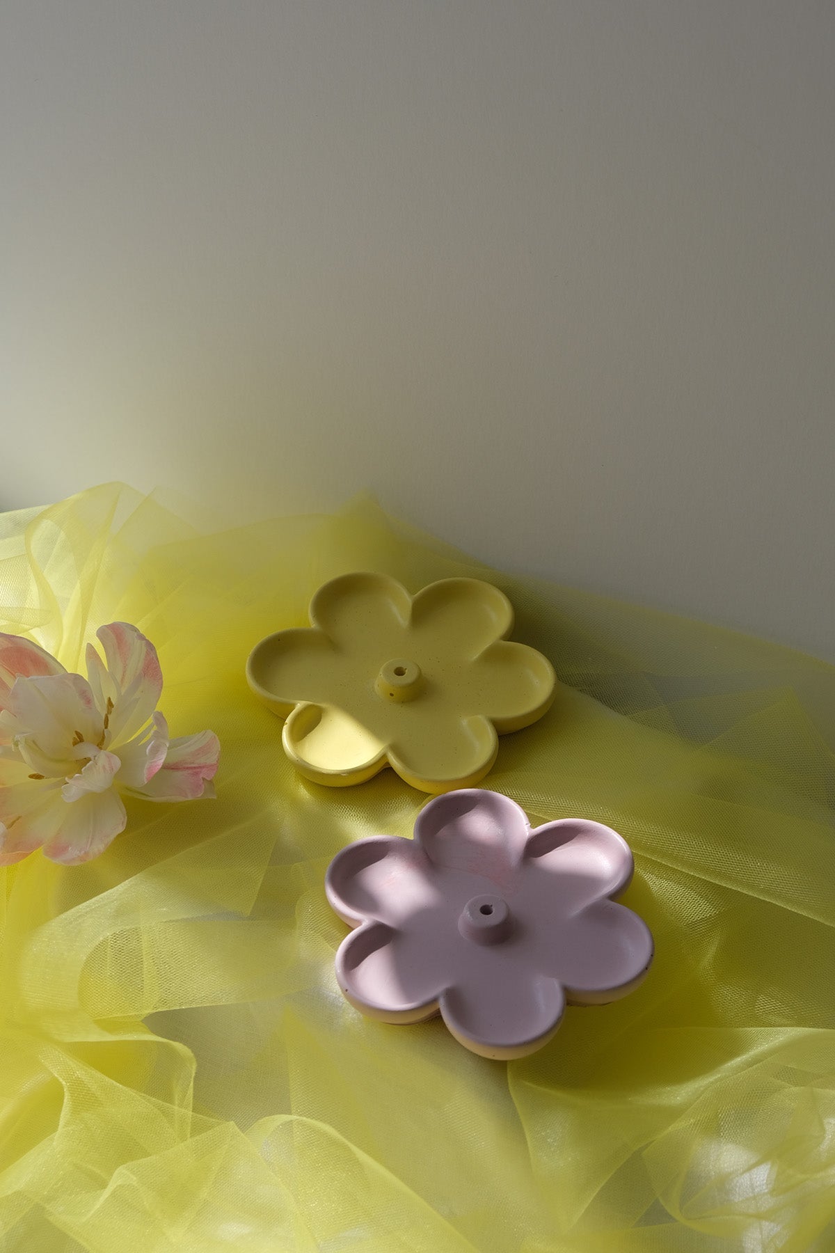 Daisy Incense Holder in Concrete