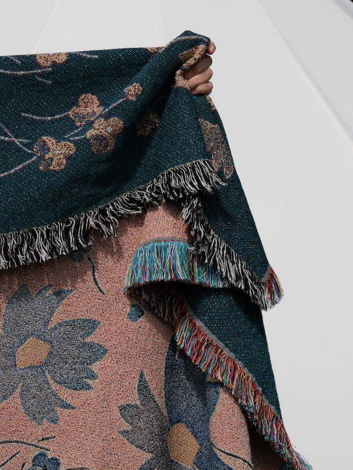 Deco Daisy Woven Blanket