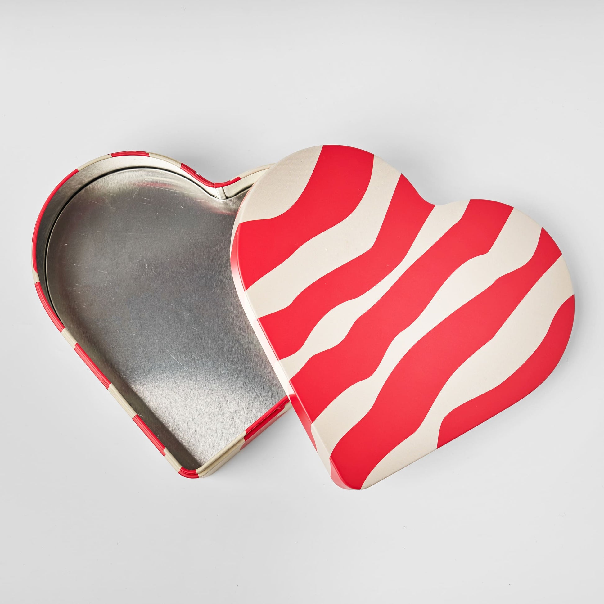 Älskar Heart Shaped Tin with Swedish Sweets