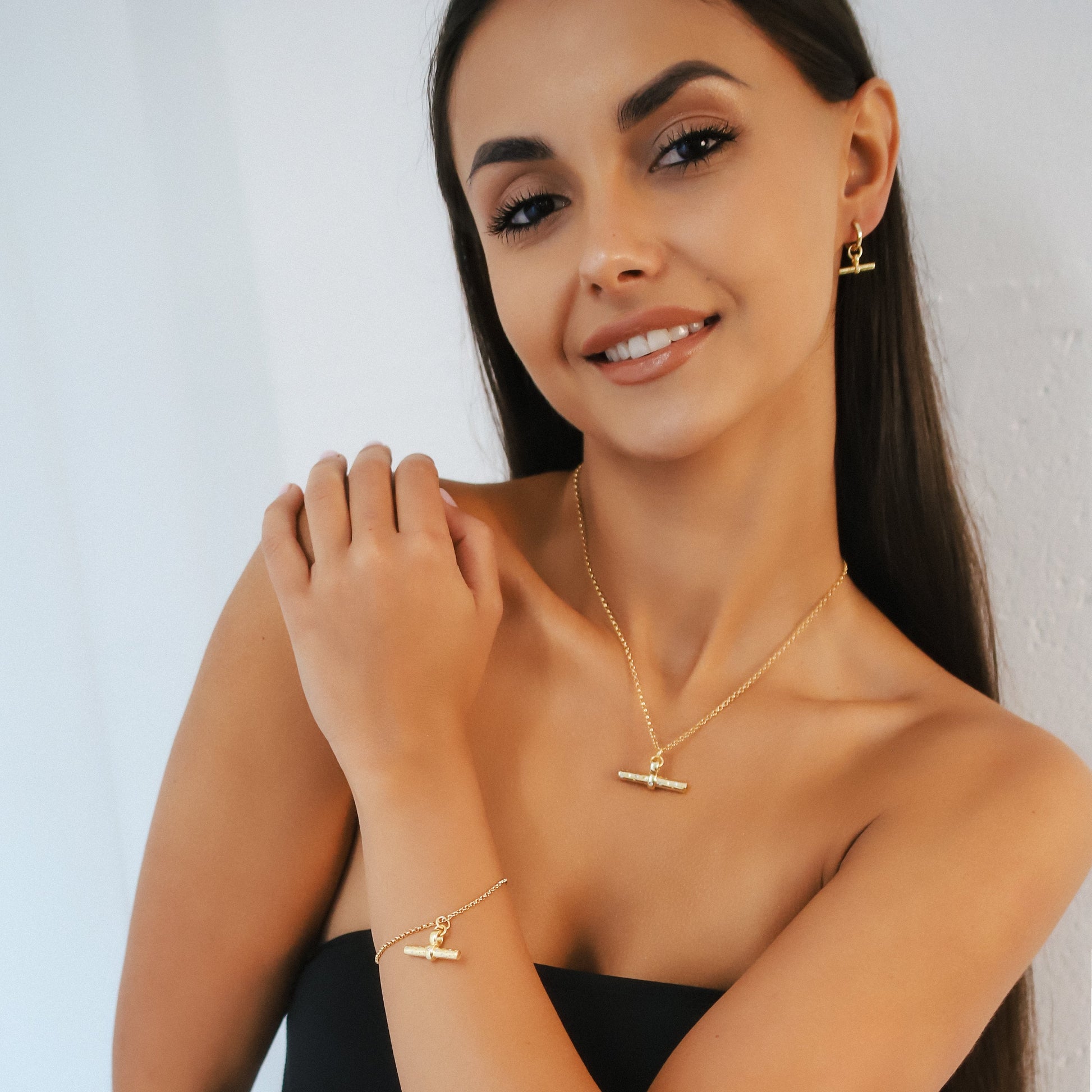 Wren T Bar Necklace in 18k Gold Plated