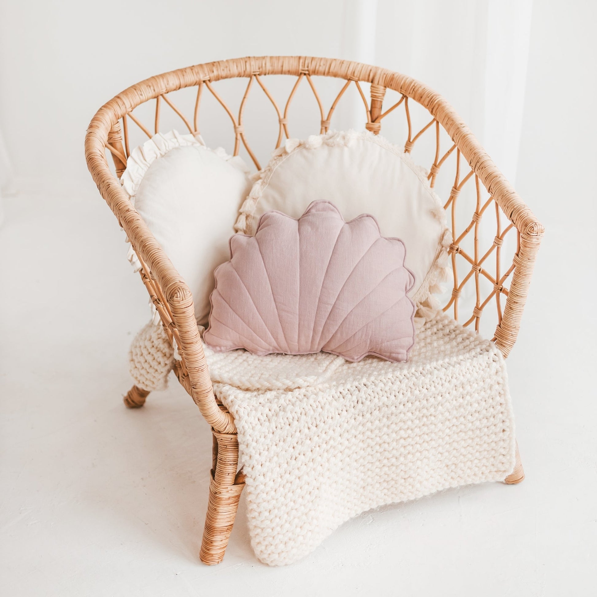 Linen Sea Shell Pillow in Pink