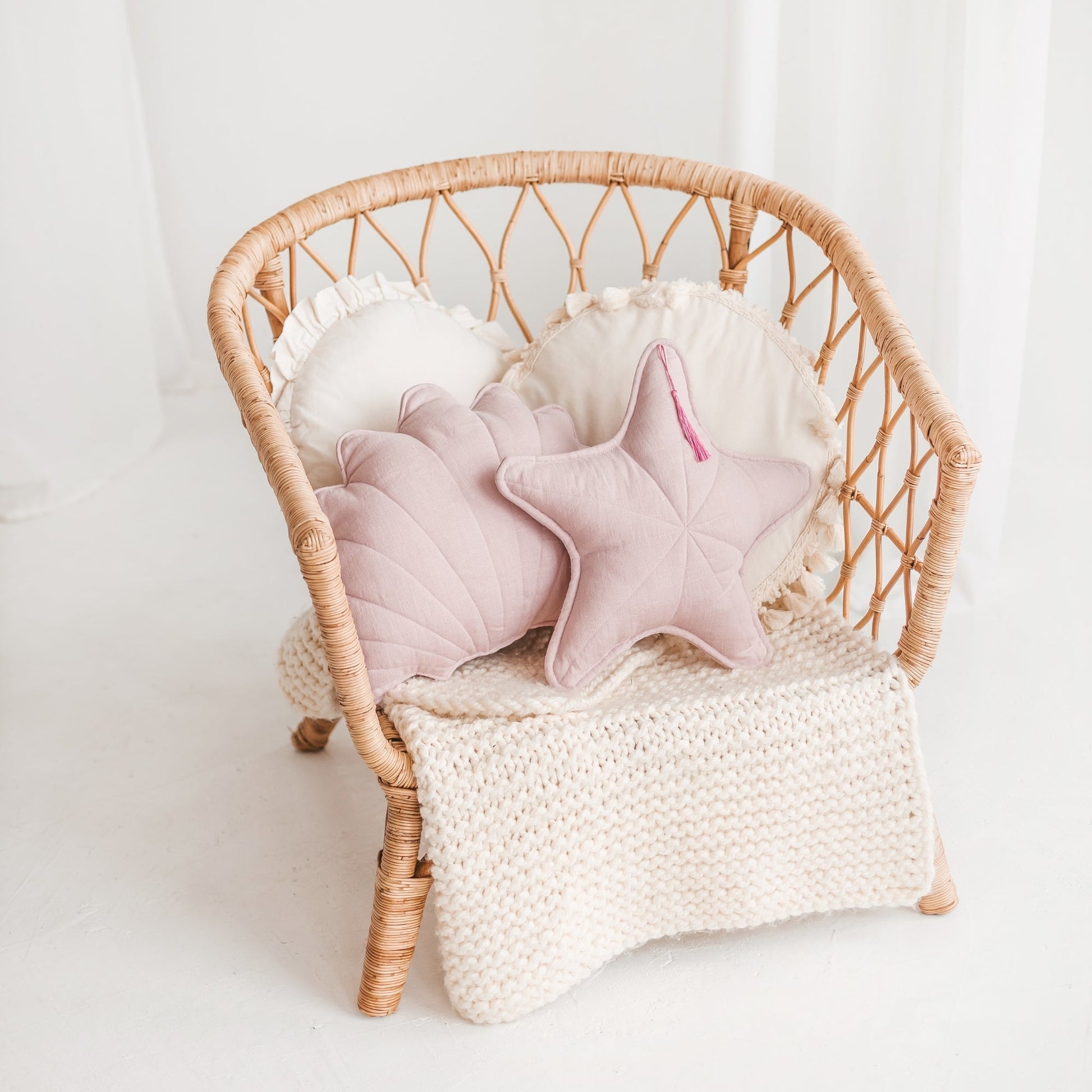 Linen Sea Shell Pillow in Pink