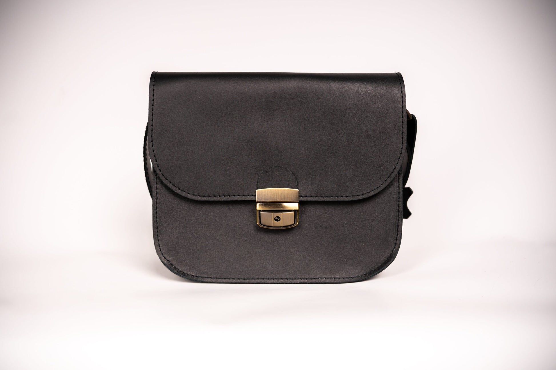 Classic Cut Saddle Bag – Vintage Style & Modern Practicality by Zelma Kraft at brixbailey.com