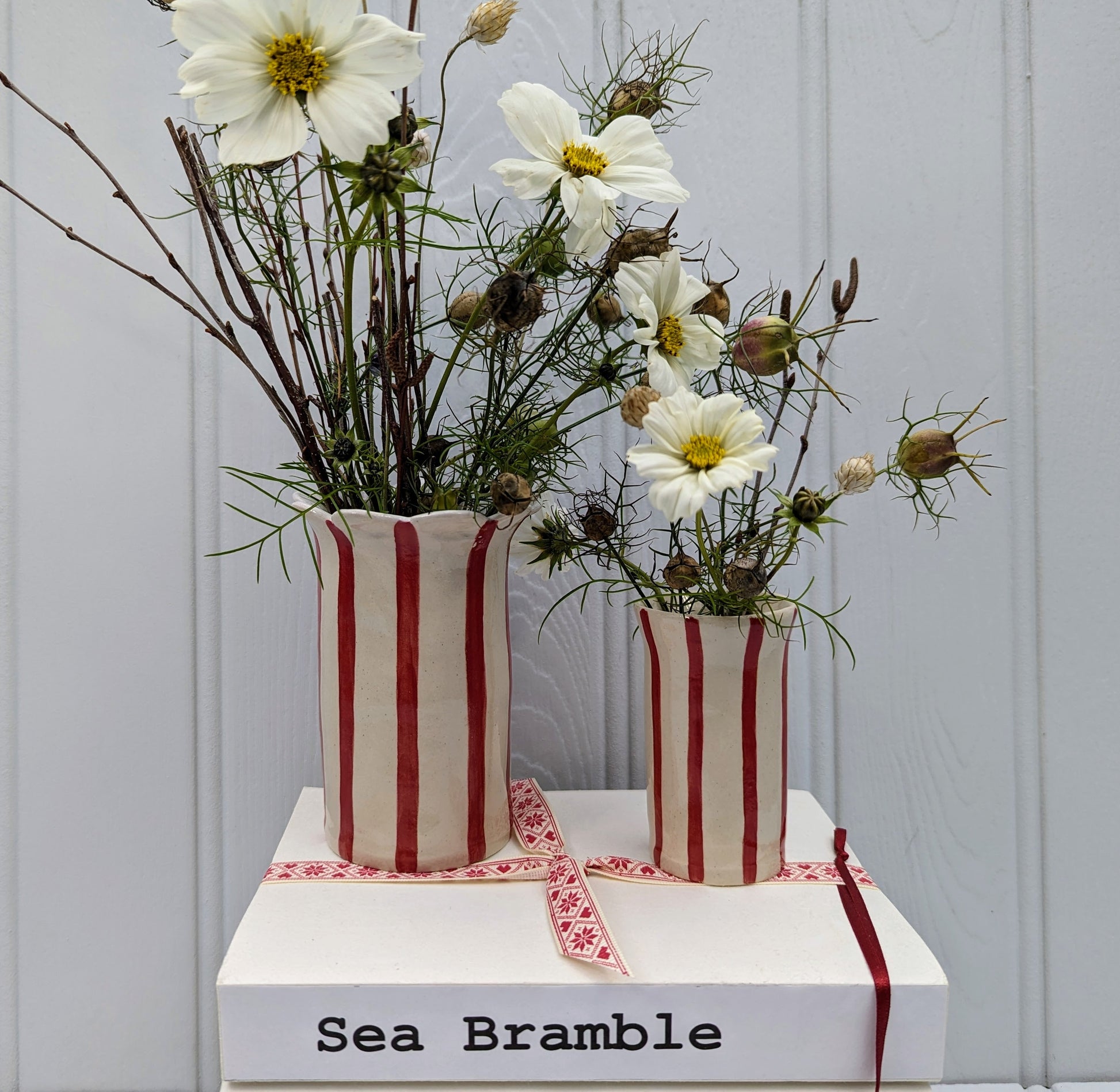 Daisy Ceramic Vase with Scalloped Edge