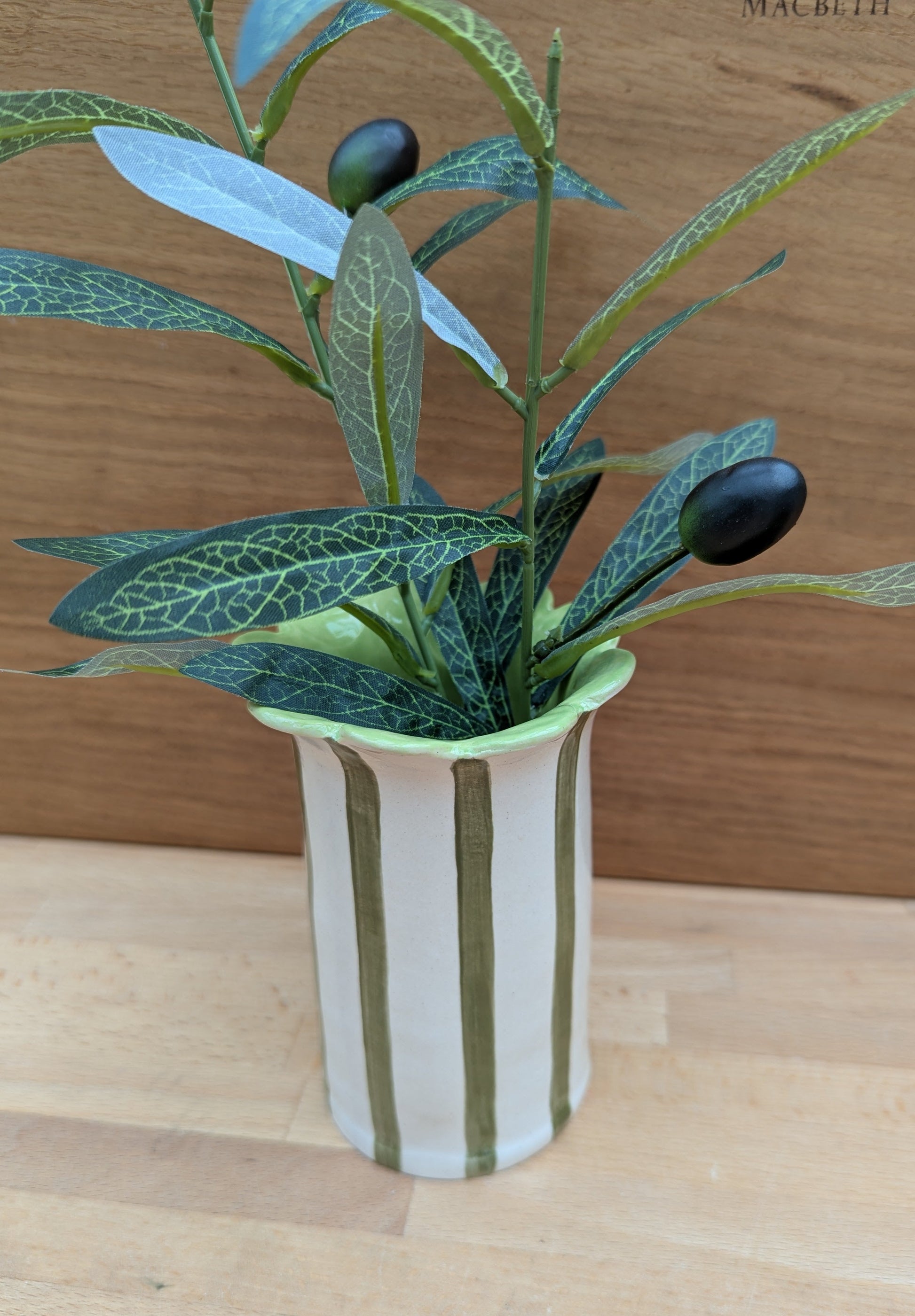 Daisy Ceramic Vase with Scalloped Edge