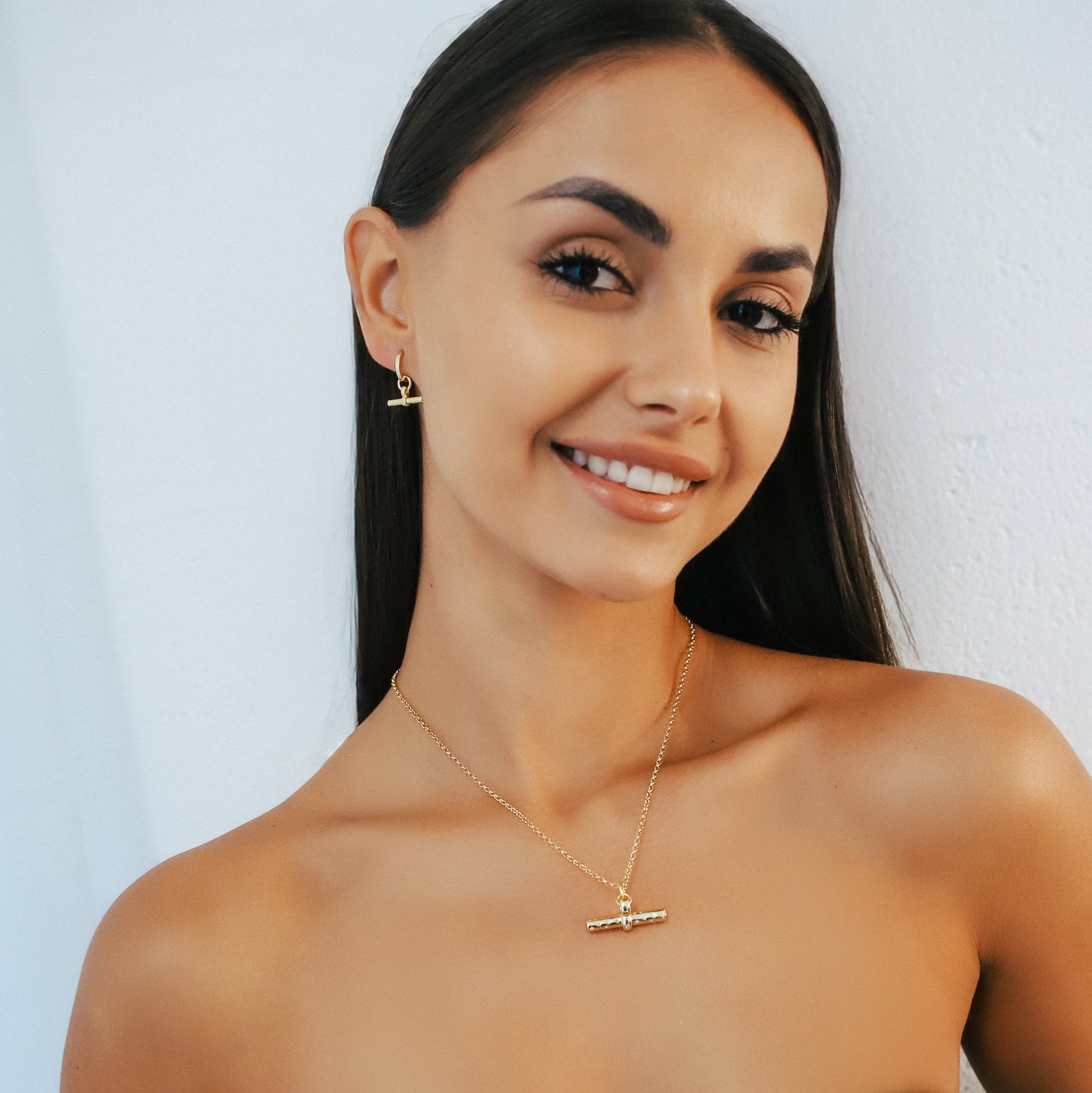 Wren T Bar Necklace in 18k Gold Plated