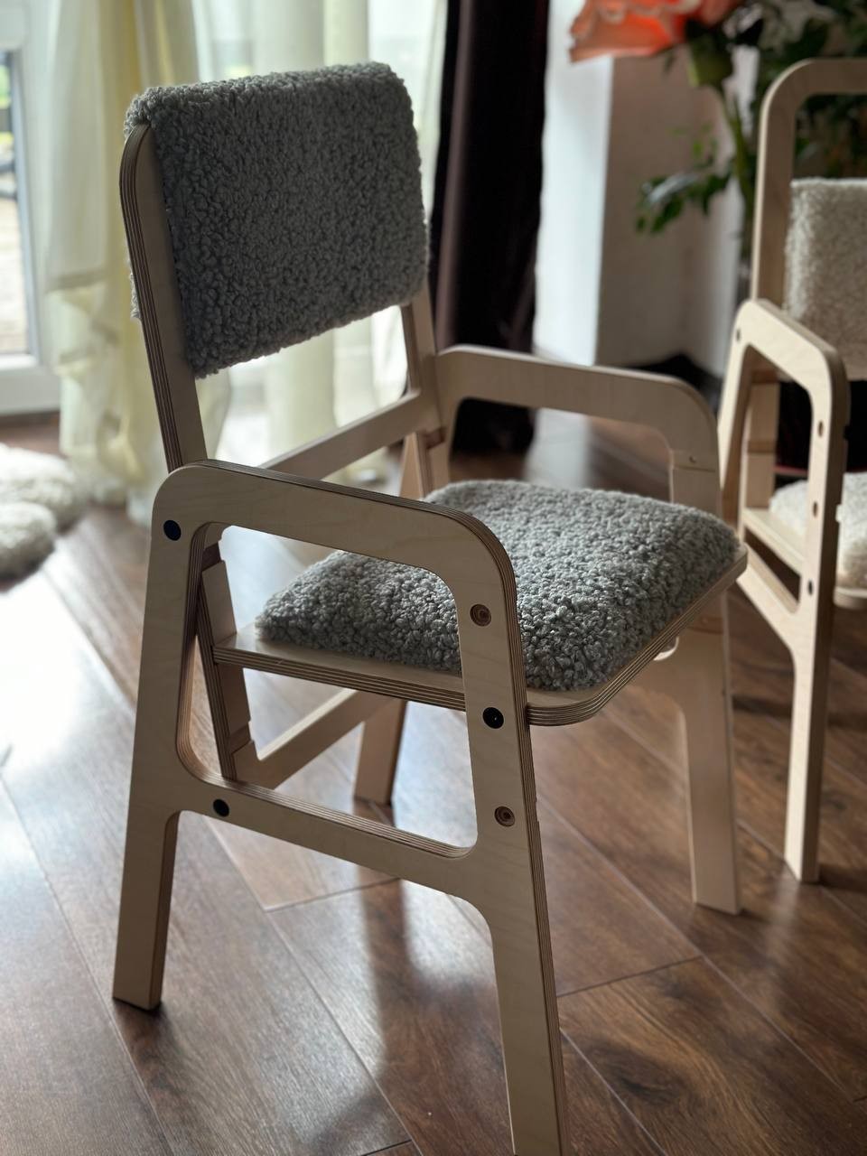 close-up of the luula kids chair showing its adjustable seat height mechanism