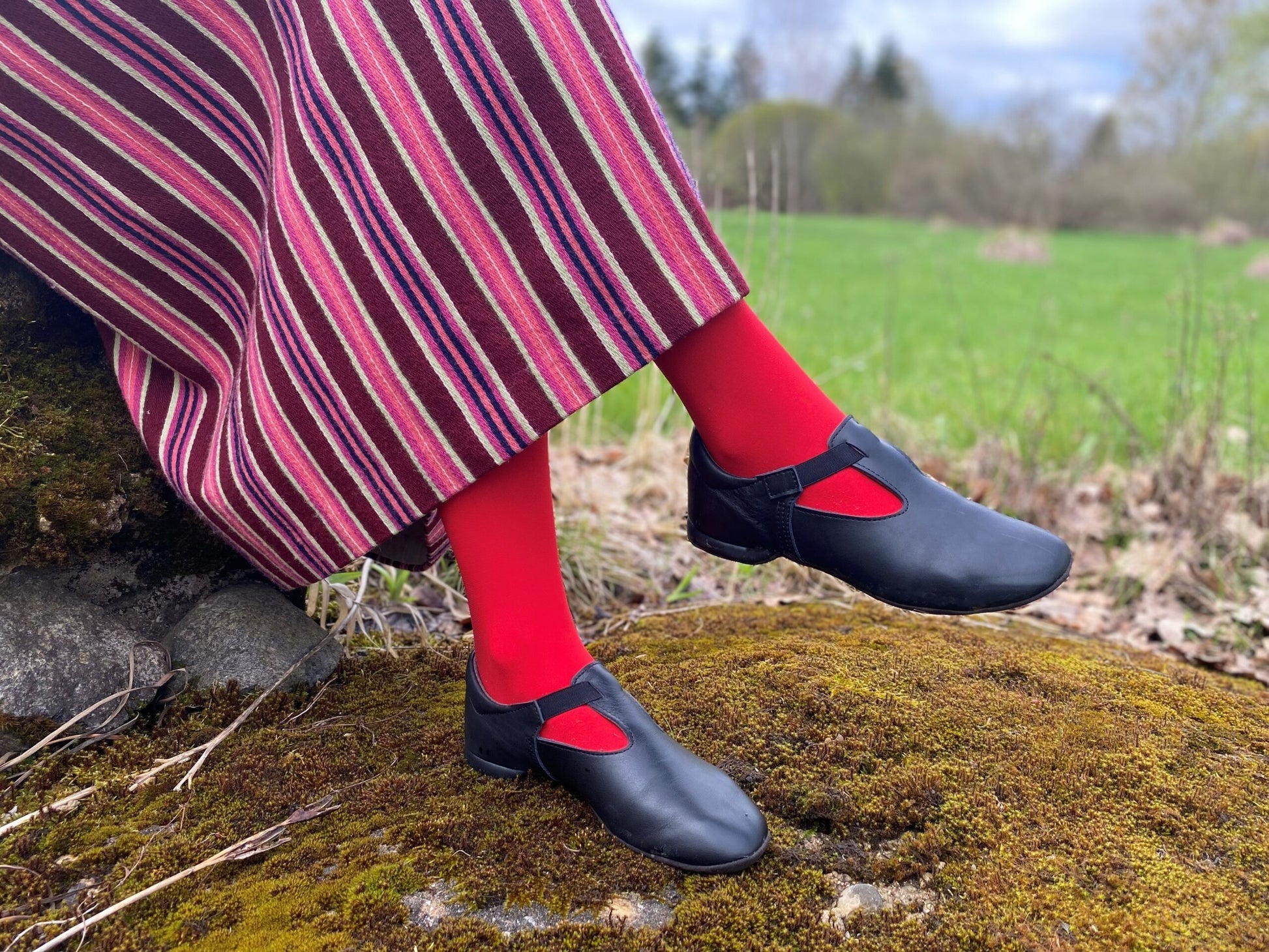 bold leather dance slippers with 1cm heel and non-slip sole, perfect for folk costumes