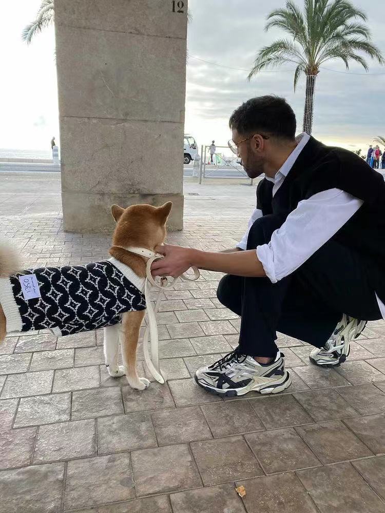 You Are Not Alone Sleeveless Jumper with Floral Pattern