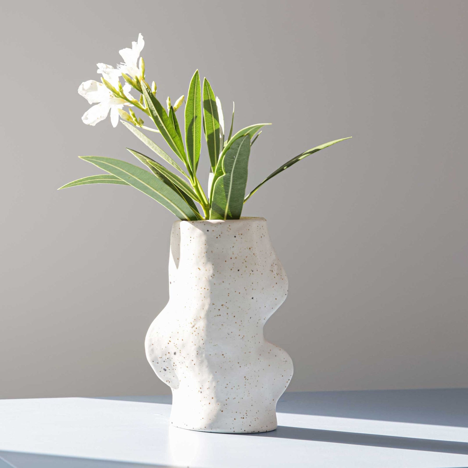 bold white ceramic fluxo vase on dark slate - a confident modern centerpiece
