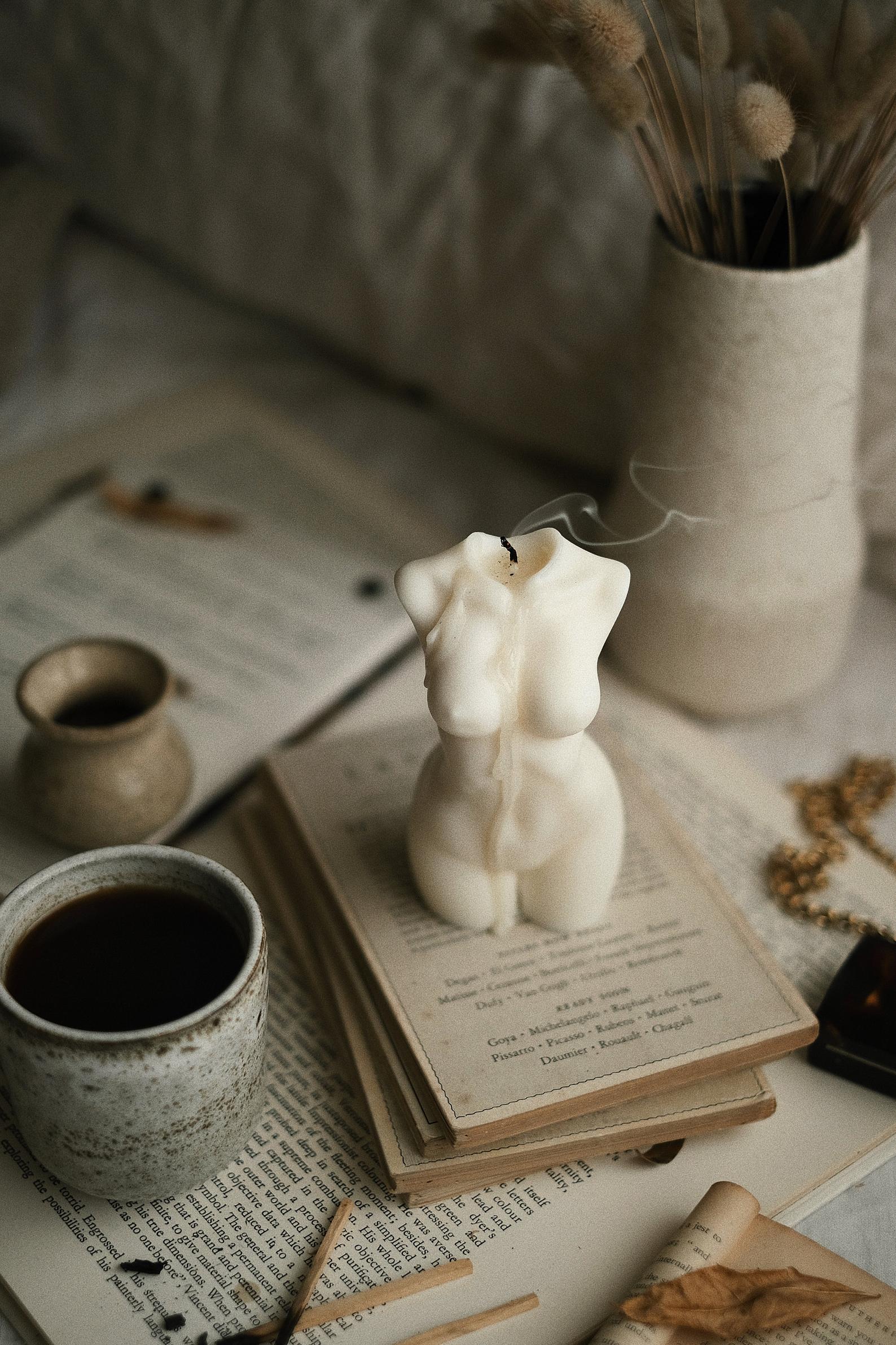 Scented Venus Body Candle White