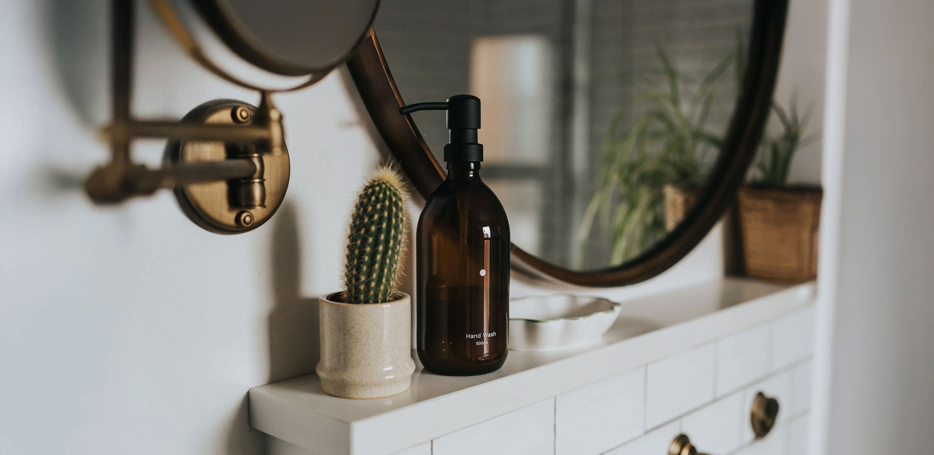 Kuishi sustainable glass dispensing bottle in bathroom lifestyle shot — independent brand at Söstter