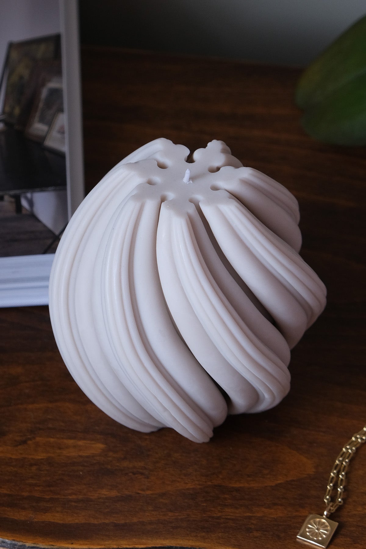 Swirl Scented Candle in Sandalwood