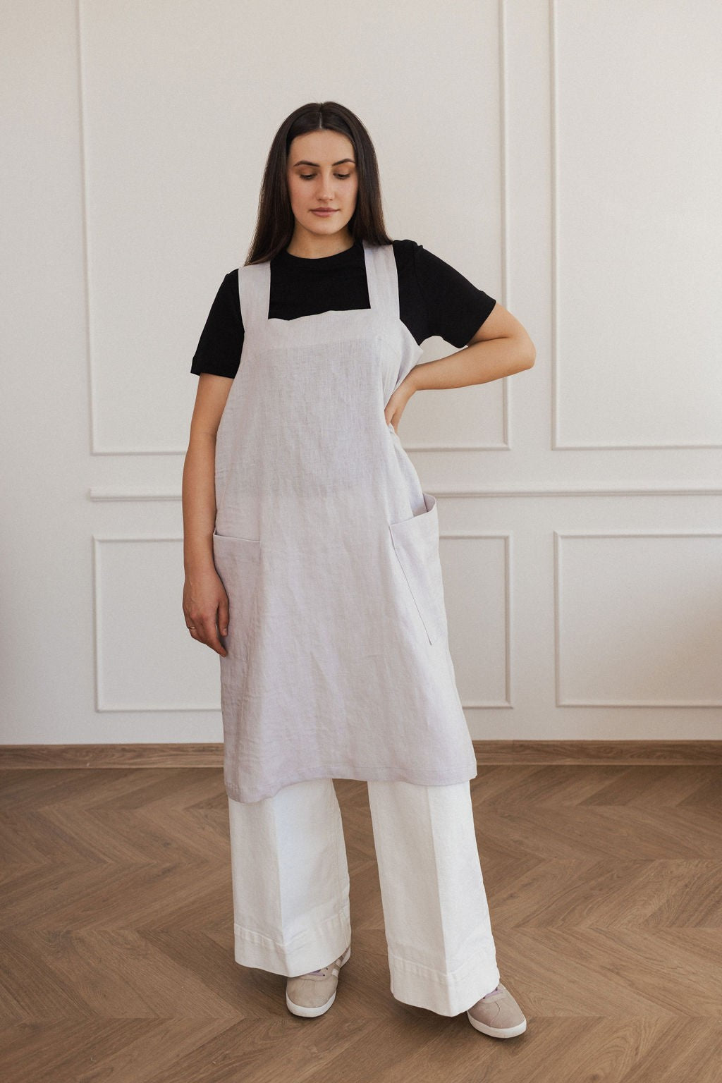 elegant linen apron with adjustable crossed back straps and two deep pockets