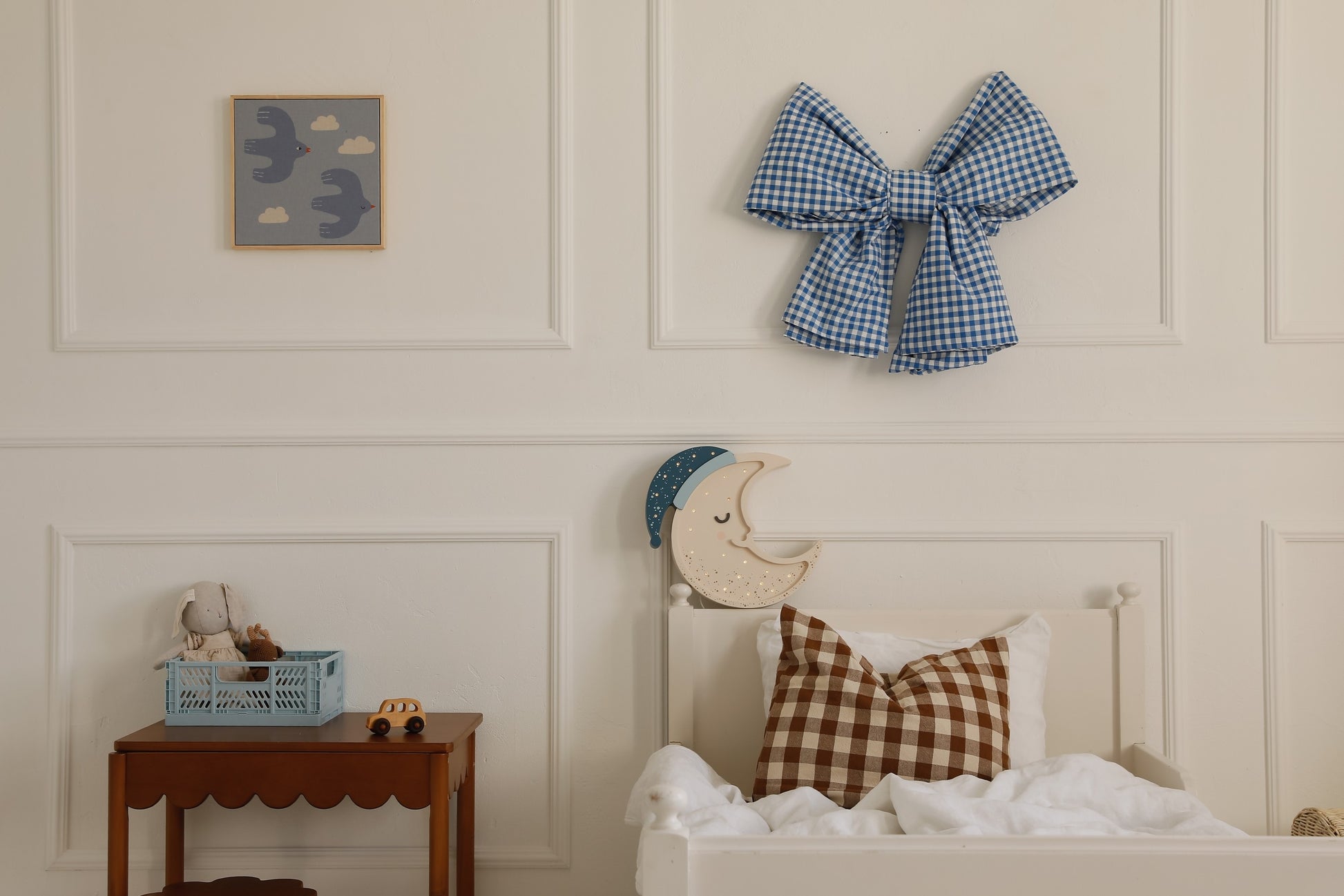 close-up of the moon lamp's solid pinewood grain and adjustable dimmer switch