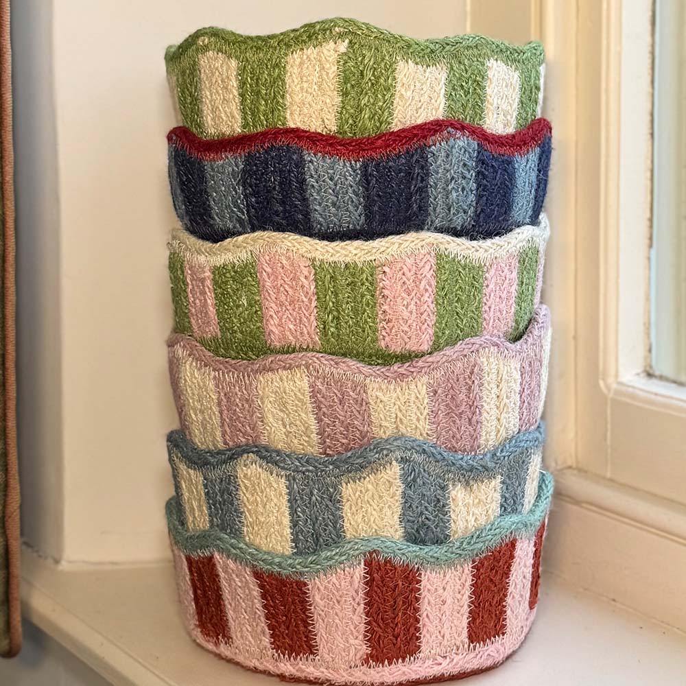 Stripy Scalloped Mini Basket - Strawberry