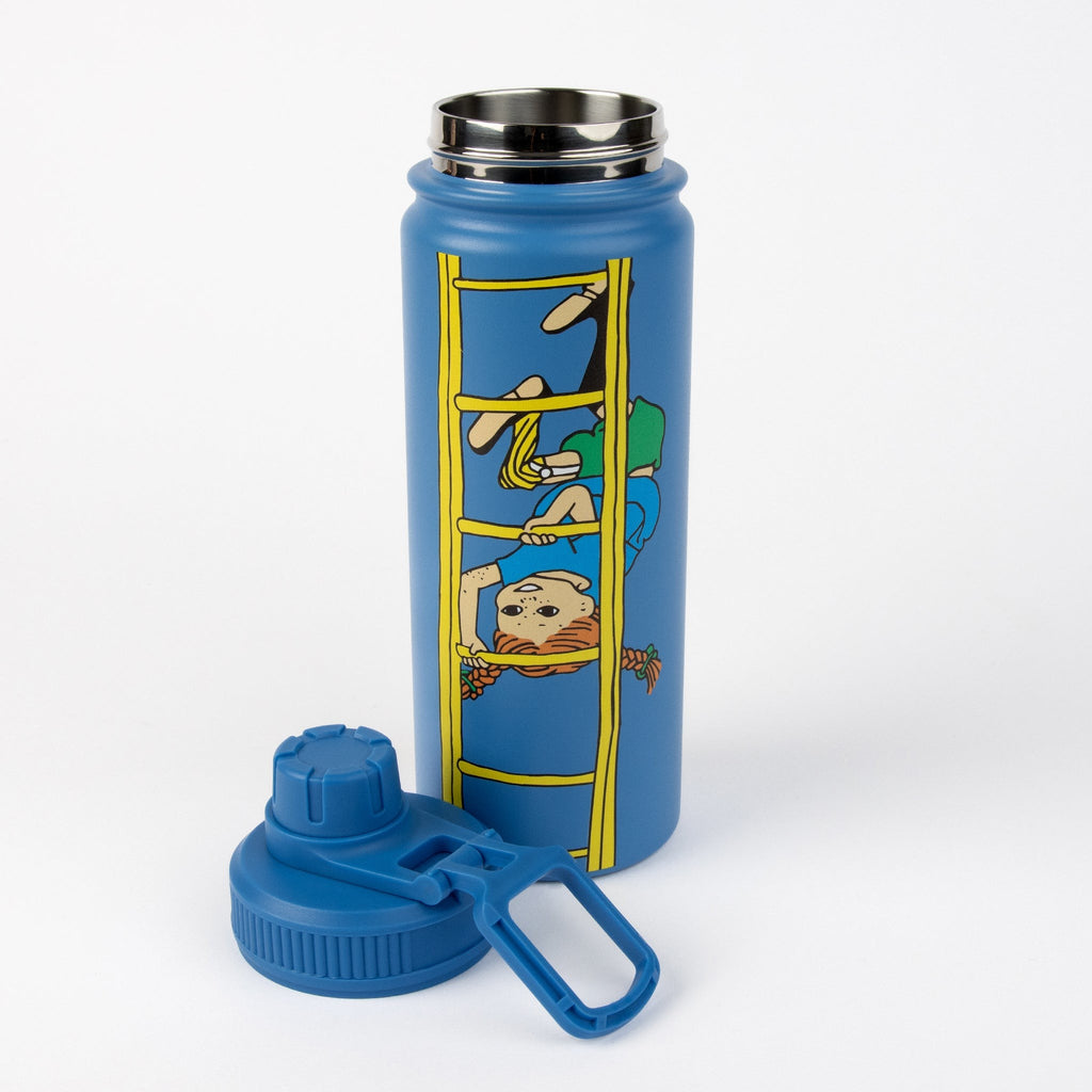 a playful blue pippi thermal bottle on a sunny picnic blanket, ready for adventure