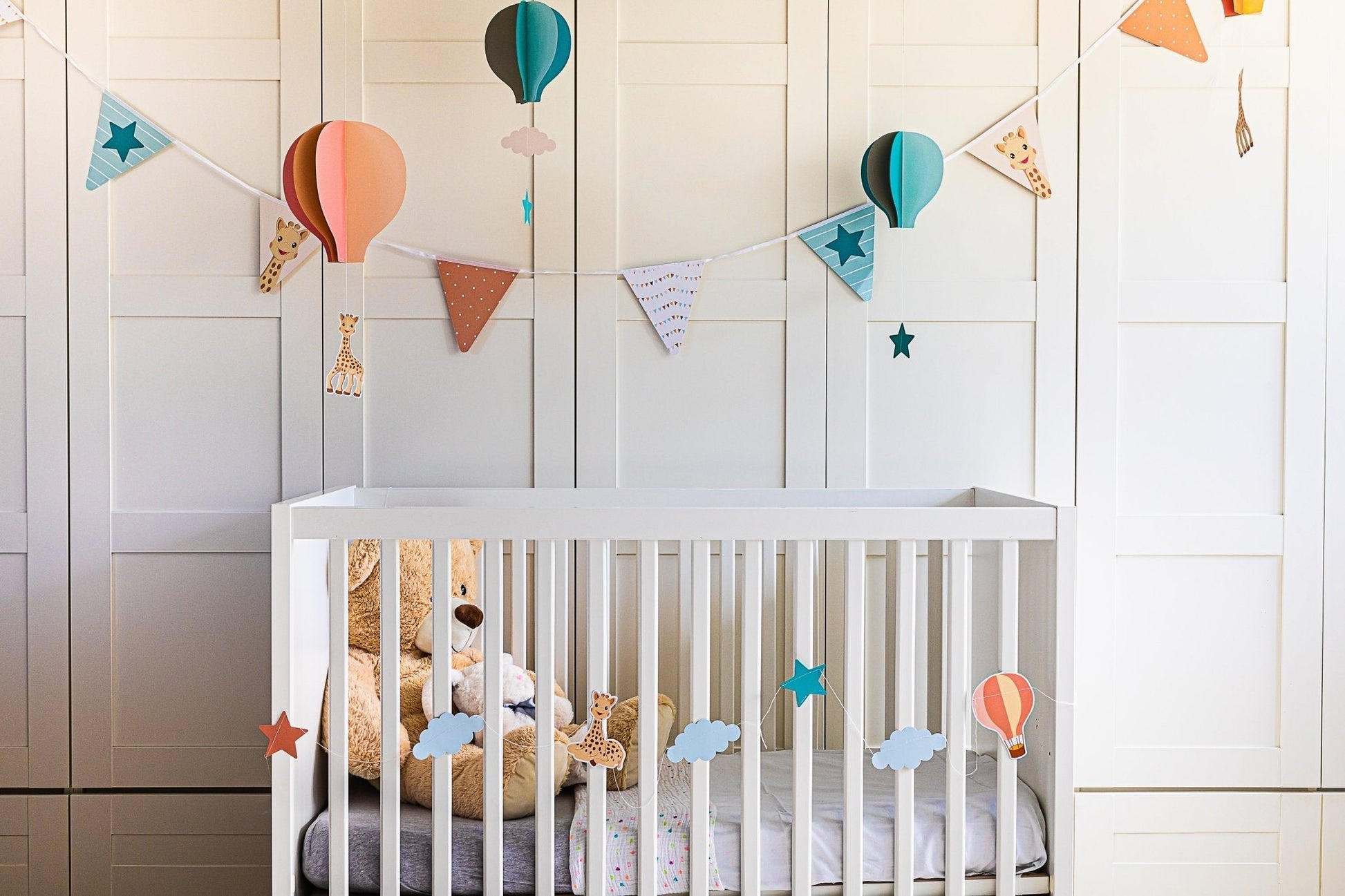 Nursery and Party Decoration Kit with Hot Air Balloons and Bunting