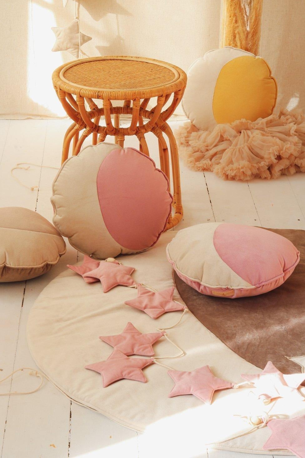 bold statement of a 3-meter soft pink velvet star garland with wooden beads