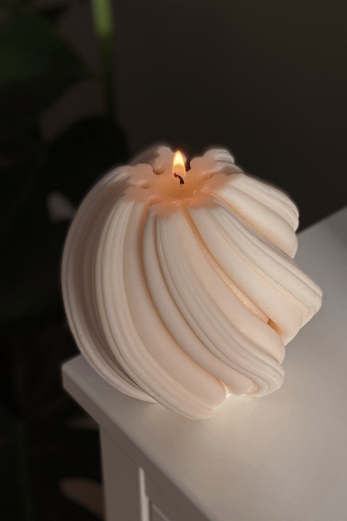 Swirl Scented Candle in Sandalwood